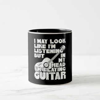 Ich mag aussehen wie ich höre, aber in meinem Kopf Zweifarbige Tasse