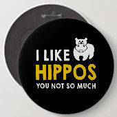Ich mag Hippos Sie nicht so viel Kostümgeschenk Button (Vorne & Hinten)