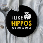 Ich mag Hippos Sie nicht so viel Kostümgeschenk Button (Beispiel)