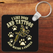 Ich mag Hunde und Tattoos und vielleicht 3 Leute,  Schlüsselanhänger (Rückseite)