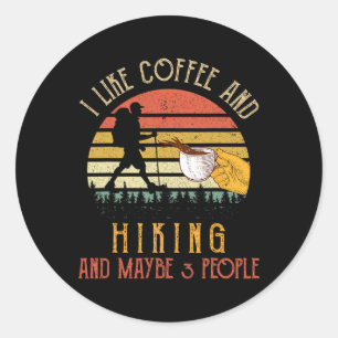 Ich mag Kaffee und Wandern Vielleicht 3 Personen G Runder Aufkleber