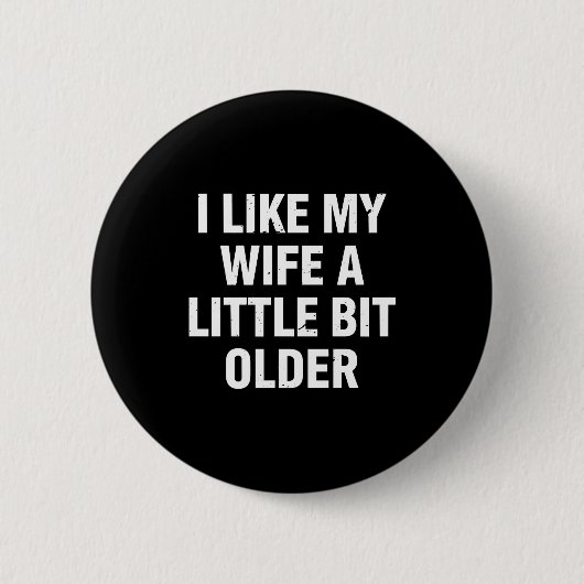 Ich mag meine Frau ein bisschen älter Lustiger Spr Button (Vorderseite)