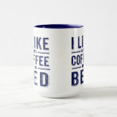 Ich mag meinen Kaffee im Bed Blue Text Tasse (Zentrum)