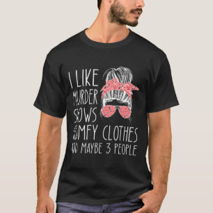 Ich mag Mord zeigt komfortable Kleidung und vielle T-Shirt