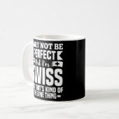 Ich mag nicht perfekt sein, aber ich bin Schweizer Kaffeetasse (Vorderseite Links)