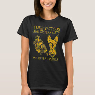 Ich mag Tätowierungen und Sphynx-Katzen und vielle T-Shirt