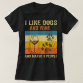 Ich mag Wein mein Hund und vielleicht 3 Leute Männ T-Shirt (Design vorne)