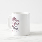 "Ich mag Wein und Eulen" Vintages Design Kaffeetasse (Vorderseite Links)