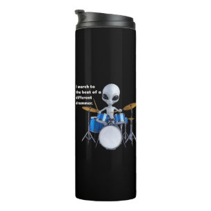 Ich März auf den Beat von verschiedenen Schlagzeug Thermosbecher