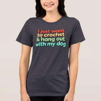 Ich möchte einfach nur häkeln und mit meinem Hund Tri-Blend Shirt