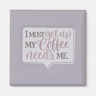 Ich muss aufstehen, dass mein Kaffee mich braucht Magnet