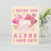 Ich nähe nie allein, ich habe Katzen - Eine Katzen Feiertagskarte (Stehend Vorderseite)