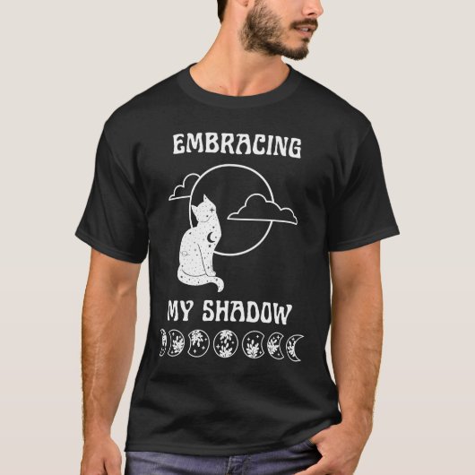 Ich nutze meine Shadow Witchy Moon Cat Shadow Work T-Shirt (Vorderseite)