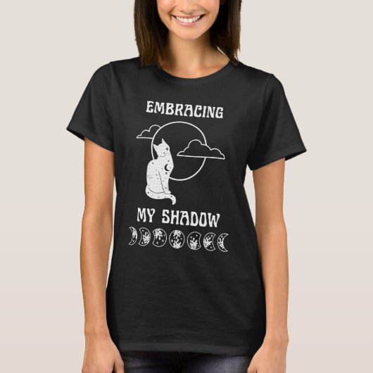 Ich nutze meine Shadow Witchy Moon Cat Shadow Work T-Shirt (Vorderseite)