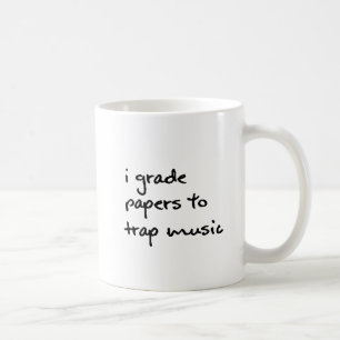 Ich ordne Papiere, um Musik-Tasse einzuschließen Kaffeetasse