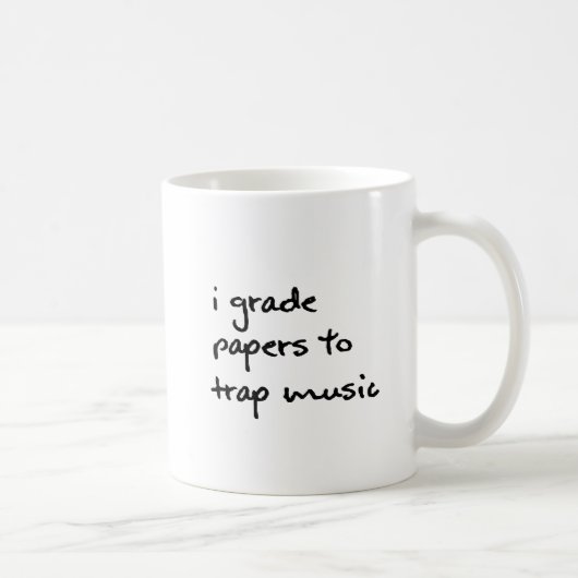 Ich ordne Papiere, um Musik-Tasse einzuschließen Kaffeetasse (Rechts)
