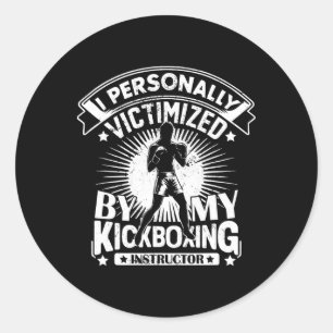 Ich persönlich von meinem Kickbox-Lehrer viktimisi Runder Aufkleber