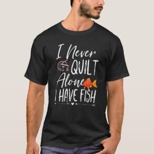 Ich quilt allein nie. Ich habe Fisch-Quilt-Näherin T-Shirt
