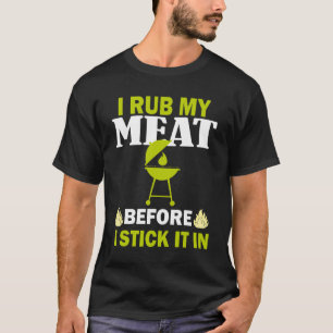 Ich reibe mein Fleisch bevor ich es in ein Sommer- T-Shirt