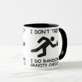 Ich reise nicht. Ich mache Random Gravity Karos Tasse (VorderseiteRechts)
