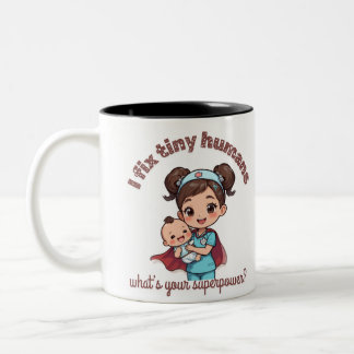 Ich repariere winzige Menschen, süßes Zitat für Ki Zweifarbige Tasse