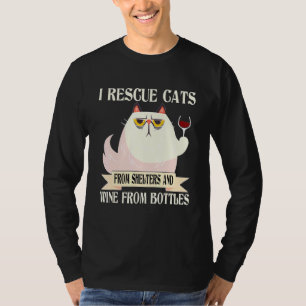 Ich rette die Katze vor den Unterkünften und Wein  T-Shirt