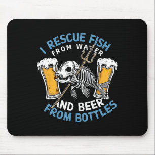 Ich rette Fische aus dem Wasser und trinke Bier au Mousepad