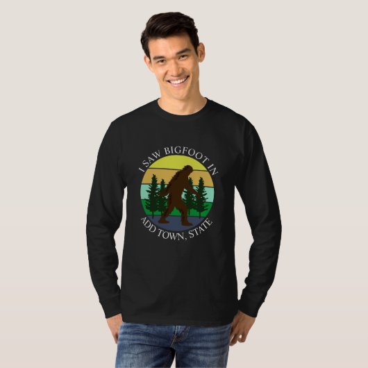 Ich sah Bigfoot in (Stadt und Staat hinzufügen) Pe T-Shirt (Vorne ganz)
