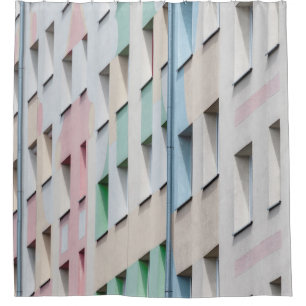 ICH SCHAUE ES, UM DIE FENSTER ZU VEREINTEN UND DIE DUSCHVORHANG