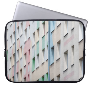 ICH SCHAUE ES, UM DIE FENSTER ZU VEREINTEN UND DIE LAPTOPSCHUTZHÜLLE