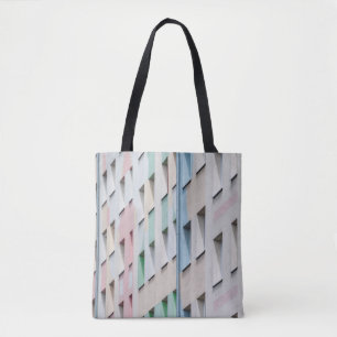 ICH SCHAUE ES, UM DIE FENSTER ZU VEREINTEN UND DIE TASCHE