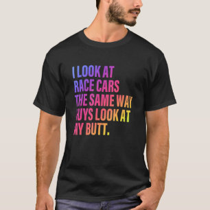 Ich schaue mir Rennwagen an, wie Typ meinen Hinter T-Shirt
