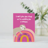 Ich schicke dir einen Regenbogen, Miss You Sloth Postkarte (Stehend Vorderseite)