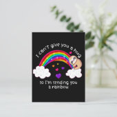 Ich schicke dir einen Sloth Hug Regenbogen Postkarte (Stehend Vorderseite)