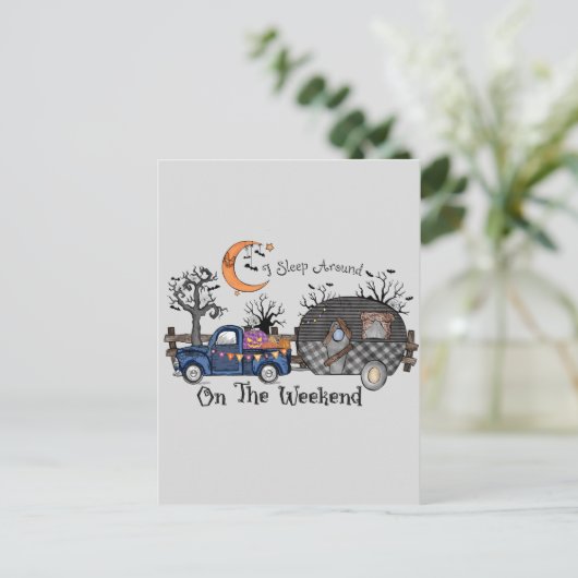 Ich schlafe am Wochenende - sonniges Halloween Postkarte (Stehend Vorderseite)