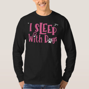 Ich schlafe bei Hunden 1 T-Shirt