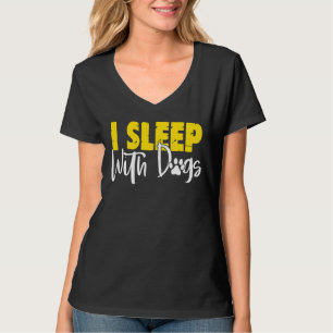 Ich schlafe mit Hunden T-Shirt