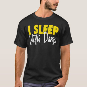 Ich schlafe mit Hunden T-Shirt