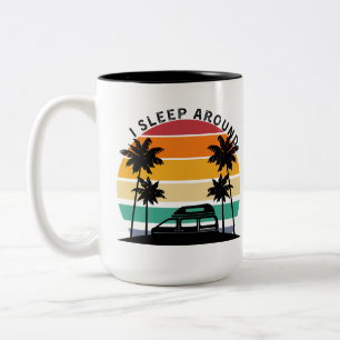 Ich schlafe um Van Life Pub Vinatge Sunset Reise Zweifarbige Tasse