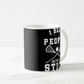Ich schlage Leute mit einem Stick Fun Lacrosse Pla Kaffeetasse (VorderseiteRechts)