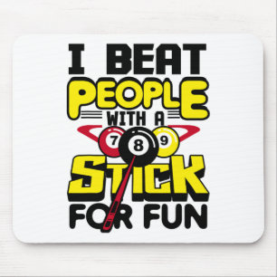 Ich schlage Leute mit einem Stick für Spaß Pool Bi Mousepad