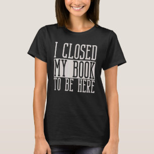 Ich schloss mein Buch, um hier Bibliothekar und Le T-Shirt
