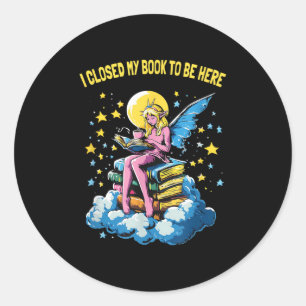 Ich schloss mein Buch, um hier Pink Fairy Boo zu l Runder Aufkleber