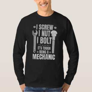 Ich schraube meine Nut I Bolt. Es ist schwer, ein T-Shirt