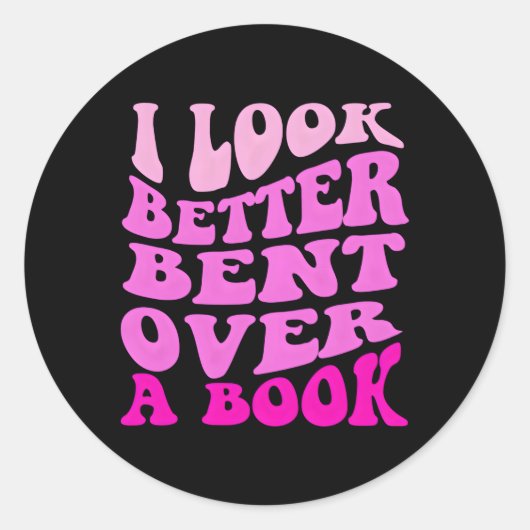 Ich sehe besser aus, als ich über ein Buch gebetet Runder Aufkleber (Vorderseite)