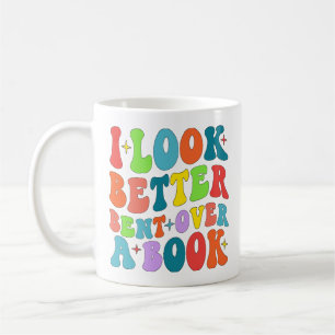 Ich sehe besser aus, wenn ich über ein Buch gebeug Kaffeetasse