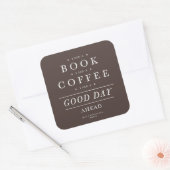 Ich sehe einen guten Tag vor dem Buchkaffee Quadratischer Aufkleber (Umschlag)