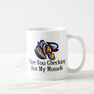 Ich sehe Ihr meine Miesmuscheln heraus überprüfe Kaffeetasse