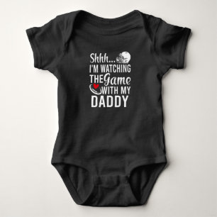 Ich sehe mir das Spiel mit Daddy an Baby Strampler