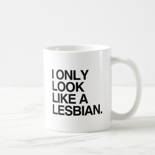 ICH SEHE NUR WIE EINE LESBE AUS -.png Kaffeetasse